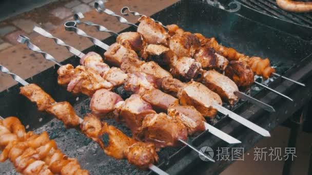 从牛肉串肉串烤熟烤架上视频