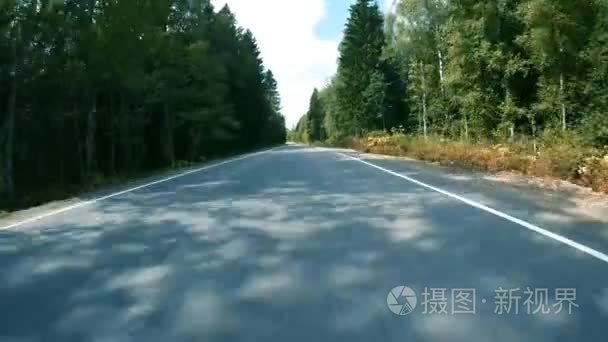 在夏天在沥青道路上开车视频