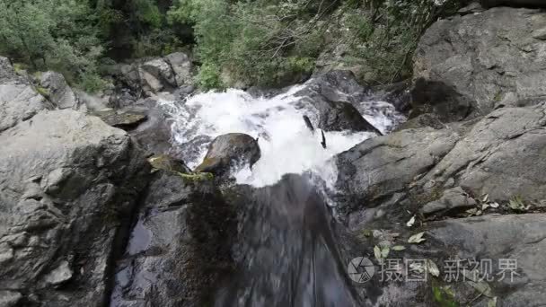 在短片中的山瀑布的美景视频