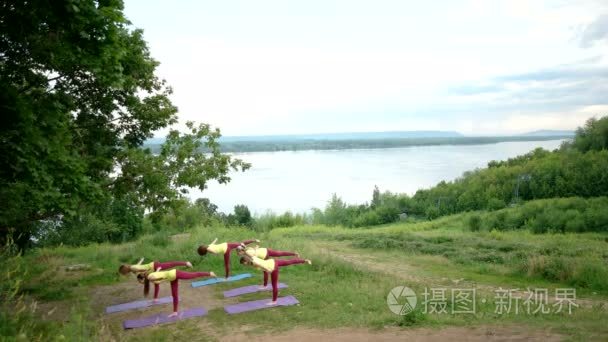 女性练习瑜伽呼吸新鲜空气视频