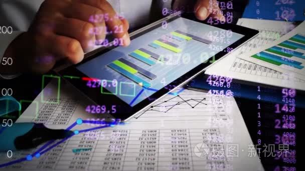金融分析师，在平板电脑上处理业务图表和财务数字在线
