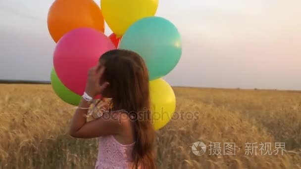 小女孩走在一个字段与气球视频