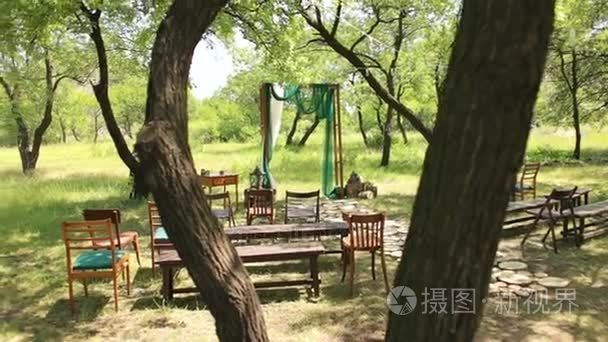 婚礼拱门的乡村风格与旧椅子视频