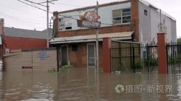 由于雷暴和排水不畅在诺拉饭店外驱