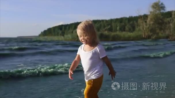 一个男孩沿着海岸线附近湖儿童失蹄因风浪太大视频