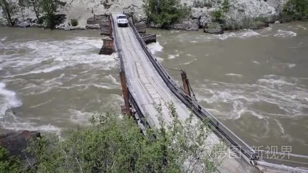 危险的桥梁。山桥上的车。风雨如磐的山区河流。大山区河流。黑色的山区河流。桥梁在山区河流。大冒泡过河的桥。一条山涧河流附近的树木。