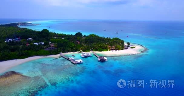 v06344 飞行的鸟瞰马尔代夫白色沙滩豪华 5 星级度假村酒店水平房在阳光明媚的热带天堂岛上水上蓝蓝的天空海洋 4 k 视频