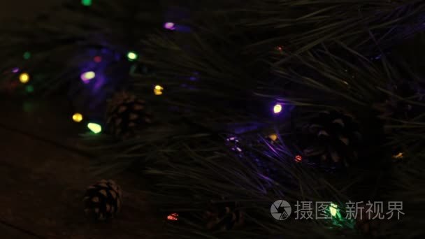 圣诞树背景上闪烁的灯光