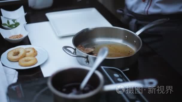 厨师准备鹅肝酱视频