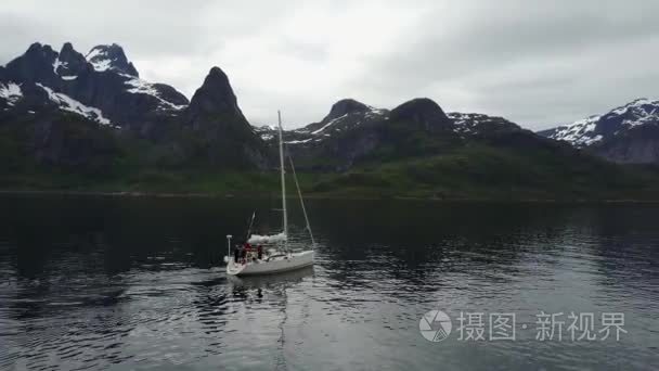 在挪威的乘坐游艇出海的鸟瞰图视频