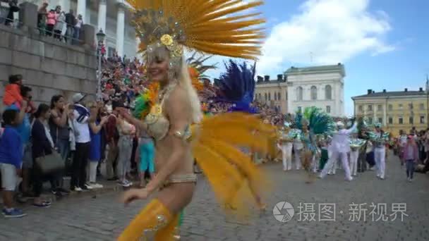 在狂欢节服饰的妇女在城市的街道上跳舞桑巴狂欢节