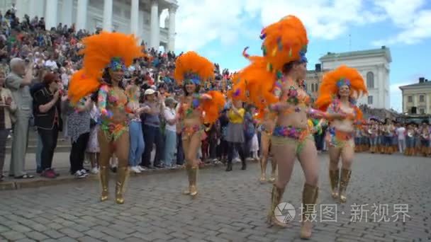 在狂欢节服饰的妇女在城市的街道上跳舞桑巴狂欢节视频