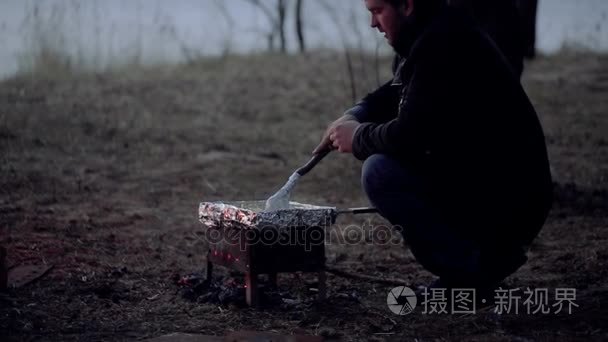 男人烹饪食物在烤架上视频