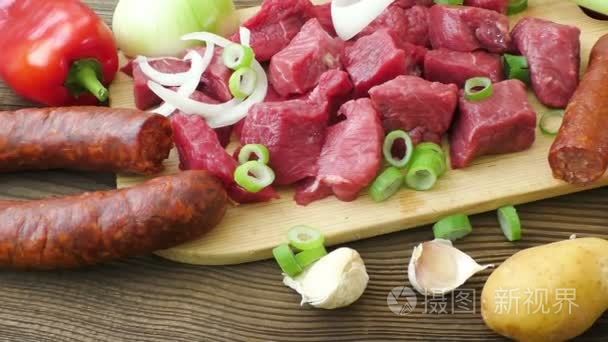 炖肉、 炖或汤的原料。蔬菜和香料的木菜板上新鲜生牛肉