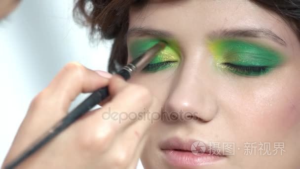 应用眼影的化妆艺术家视频