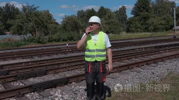 铁路工人在钢轨上使用对讲机视频