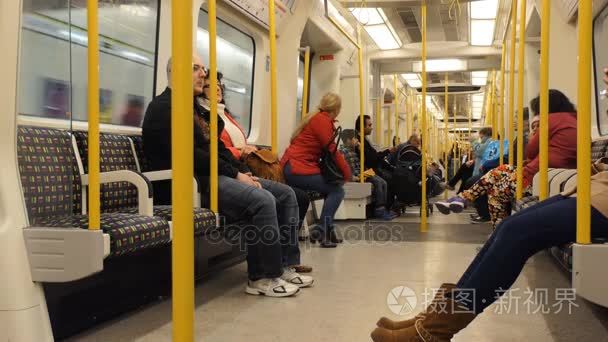 伦敦地铁乘客在车内视频