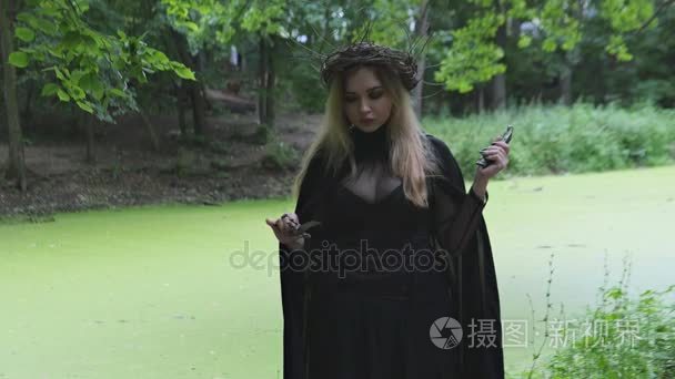 一个女孩穿着万圣节女巫视频