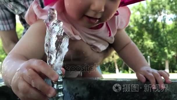 小孩子玩慢动作的饮水机视频