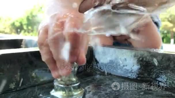 小孩子玩慢动作的饮水机视频