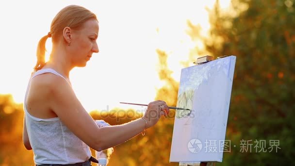 一个女孩，在白色的 t 恤，在日落的太阳，用油画颜料和画笔描绘在画布上的景观白头发的画像