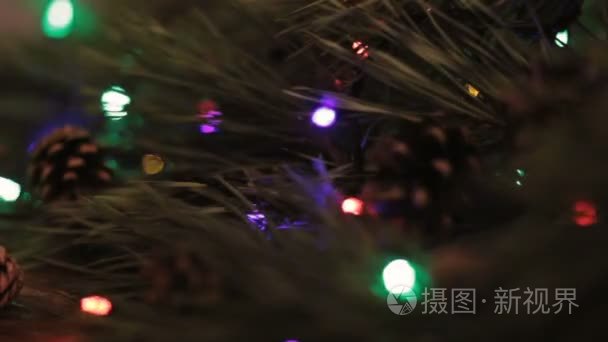 离焦模糊闪烁的灯光，在一棵圣诞树