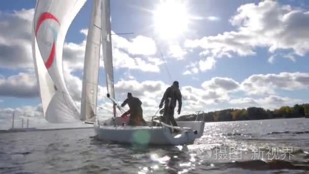 帆船航行与开放的风帆视频