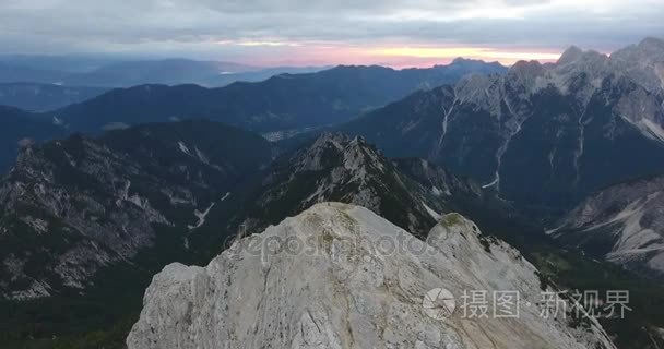 飞越山峰朝着日出视频