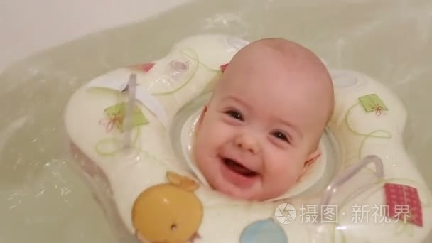 新生儿沐浴在浴缸中与一个圆圈视频