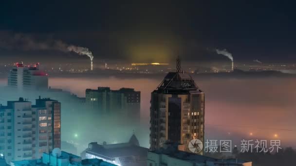 雾笼罩在夜晚的城市道路