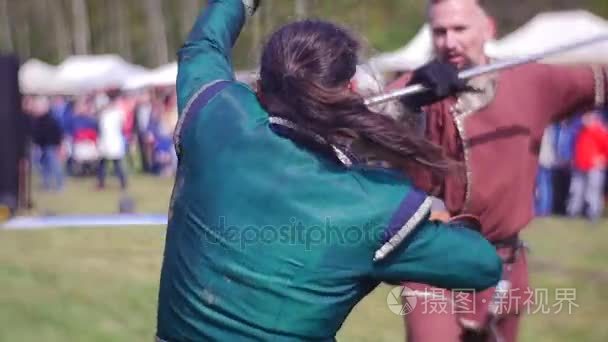 愤怒的斯皮尔曼和剑客战斗比赛的骑士在奥波莱历史节军事营战士瀑布下来的斯皮尔曼的压力视频