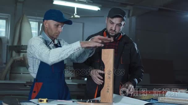 工人们测量详细细木工视频