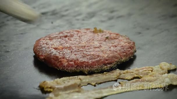 厨师煎肉汉堡包视频