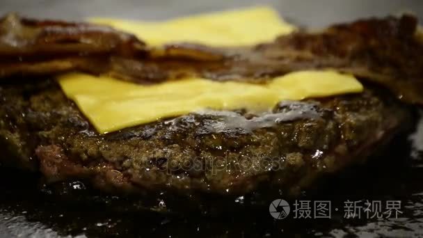 厨师煎肉汉堡包视频