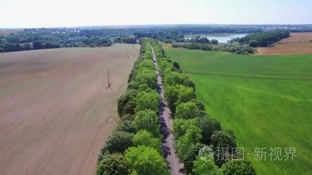 Quadcopter 。两个域之间的道路上空飞行。在远处，你可以看到湖视频