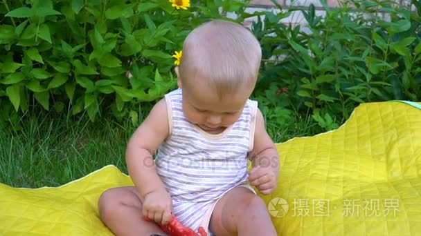 婴儿坐在黄色面纱高清视频