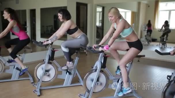 骑自行车运动的妇女视频