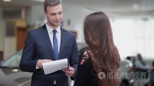 推销员向女人解释条件视频