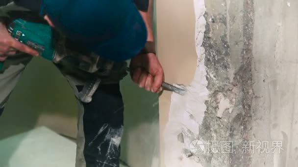 建筑工人使用悍马钻机视频