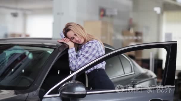 女人拥抱新车