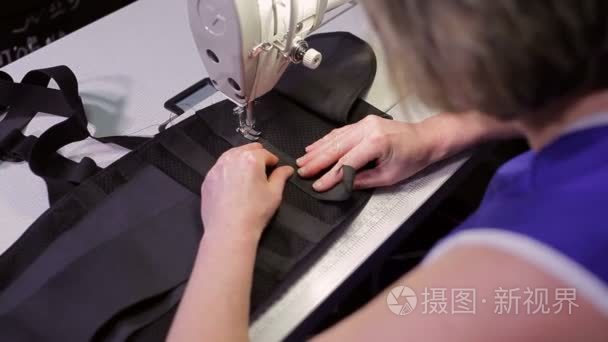 女人缝制拉伸磁带视频