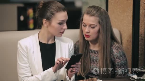 年轻的女企业家在餐馆见面视频