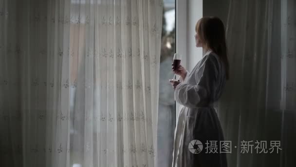 看着窗外的美丽女人视频