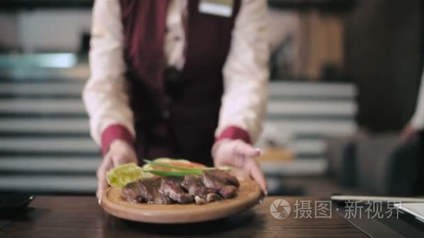 女服务员送食物视频