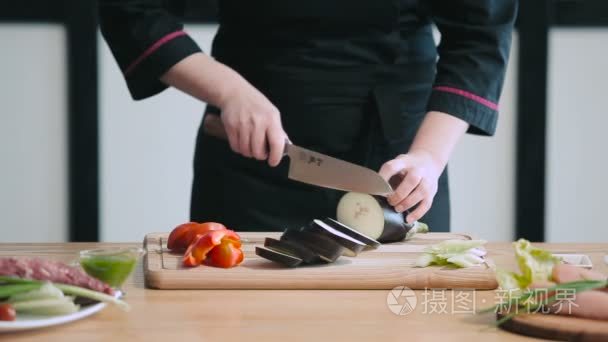 专业厨师切茄子视频