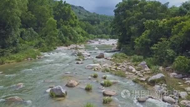 急流瀑布山河流水