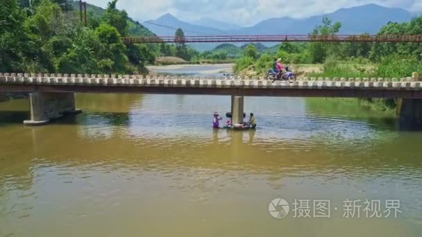 在桥下的河里洗衣服的妇女视频