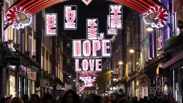 圣诞灯显示在伦敦的卡纳比街