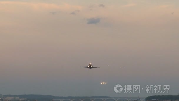 飞机起飞和降落在早期的夜空视频