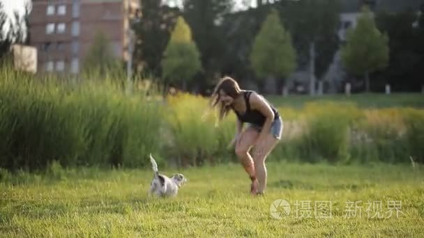 女孩与她的狗休息的户外活动视频